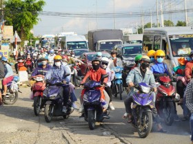 Image: People rush back to Saigon soon