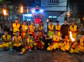 Image: Photo: Unique lion dance, blowing fire like a circus performer on the Mid-Autumn Festival night by young people in the suburbs of Hanoi