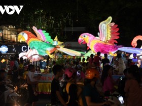 Image: “Sea of ​​people” take to the streets to process the giant Mid-Autumn Festival lights in Tuyen Quang