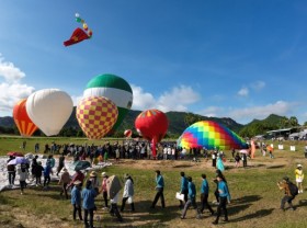 Image: Thousands of tourists watch hot air balloons in the mountain country
