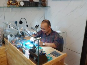 Image: Billionaire watch repair profession