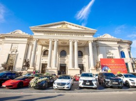 Image: Enjoy the streetwalk of the biggest million-dollar supercar ever
