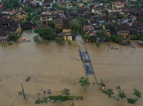 Image: Guests in Hoi An go to the street to take pictures after the storm