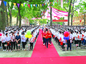 Image: Khoai Chau High School recording high achievements