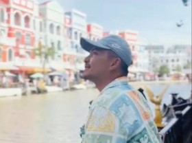 Image: Travel bloggers check in the ‘Western beer’ street Beeravans Grand World Phu Quoc