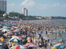 Image: Vung Tau beach is crowded with people on National Day