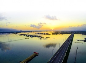 Image: Cha Va Vung Tau river raft village – paradise to relax and eat seafood freely