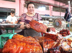 Image: Crispy roasted pork skin sells for 21$/ kg, customers are lined up because they love the owner’s “knife”