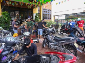 Image: Free car repair after floods in Da Nang