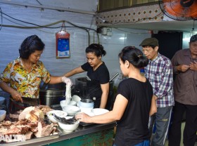 Image: Hanoi Pho shop sells hundreds of bowls/per day thanks to the owner’s “super-memory”