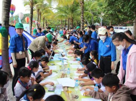 Image: Kite performance on Ha Tien beach