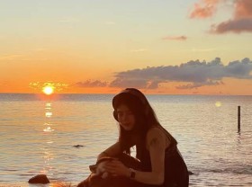 Image: Leaving the city to go to the island, the girl spends less than 250$/ per month, eating and drinking with strangers