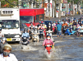 Image: People in Tay Do enjoy rowing and swimming when the tide is high