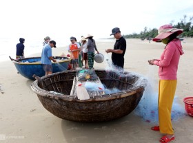 Image: Rowing a basket boat to catch fish