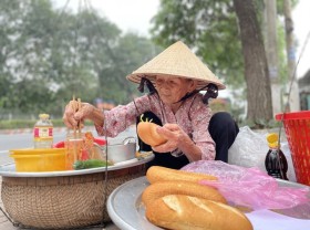 Image: The old woman sells bread and meat for 0,2$ to the poor