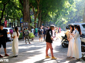 Image: Crowded of people “hunting the sun” in the autumn on Phan Dinh Phung Street
