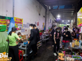 Image: From time to time stop by alley 76 Hai Ba Trung, a famous super cheap dining place in the heart of District 1