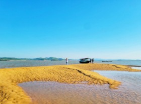 Image: Long Vang Cape is for those who love to explore