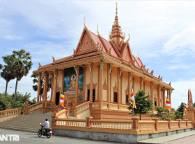 Image: More than 130 years old Khmer pagoda is colorful in the West