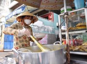Image: Noodles on Monday, soup on Tuesday: Daily rotating menus at local street food stalls keep diners on their toes