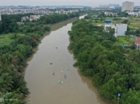 Image: Rowing soup to pick up trash on the river