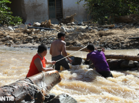 Image: Running along the river to pick up the “golden fortune” after the flood
