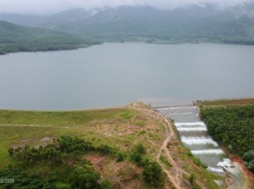 Image: The rain team catches fish when the dam overflows