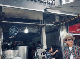 Image: The two actors of “Superman Gao” eat beef noodle soup and walk around the streets of Hanoi