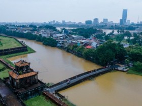 Image: Tourists come back to Hue after storm Sonca
