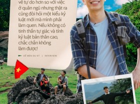 Image: Travel Blogger ‘De Men du Ky’ holding the national flag ‘traveling the world’: Young age, afraid to explore