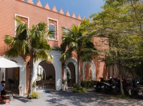 Image: 2 cafes with unique and strange spaces in District 2: There are even oases and swimming pools like a resort