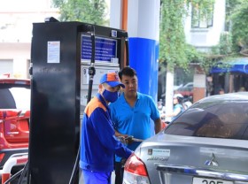 Image: Gasoline prices move sideways, oil prices down slightly