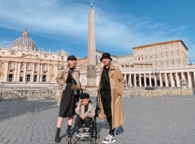 Image: Can Tho family wears ‘seven colors of the rainbow’ around Europe