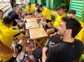 Image: Dortmund players walk the streets by cyclo, drinking sidewalk coffee