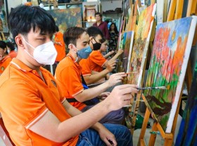 Image: Drawing class without sound in Ho Chi Minh City