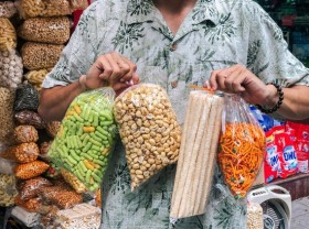 Image: Foreign tourists are surprised to see rice nuggets explode like Tet firecrackers in the West