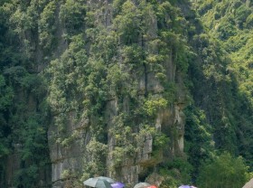 Image: Foreign tourists marvel at the scene of foot boating and cake and sweets being sold on the river in Ninh Binh