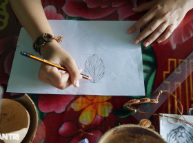 Image: Hot girl 9X turns coconut shells into valuable jewelry