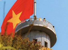 Image: Lung Cu flagpole on the weekend: Tourists are crowded, waiting patiently to take “forever” photos.