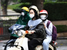 Image: Monsoon comes, and Hanoi people enjoy the cold air with light rain