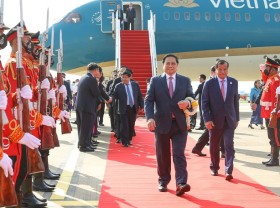 Image: Vietnamese PM arrives in Cambodia for official visit