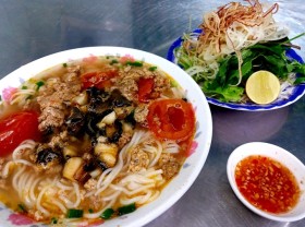 Image: Northern-style vermicelli is crowded in the middle of Saigon