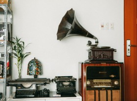 Image: The man owns up to 500 antique cassettes, priced at tens of millions of dong/piece
