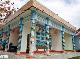 Image: The old lady U90 spent a billion dong to build a house full of unique paintings in Soc Trang