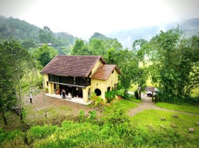Image: The small house in Phu Tho is located in the middle of a vast field, designed in the ‘grandparents’ era, but everyone likes it