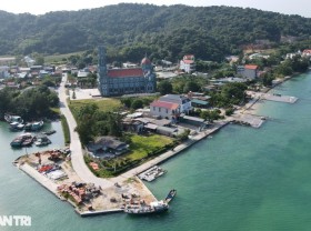 Image: Admire the beautiful catholic church on Thanh Lan Island