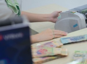 Image: Banks offer high rates to attract demand savings