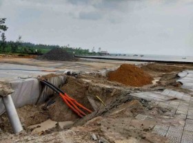 Image: Central provinces speed up repairs of flood-damaged roads