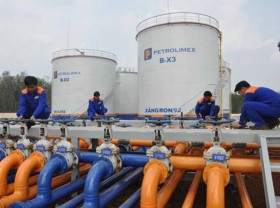 Image: Fuel suppliers told to tap reserves to quench thirst