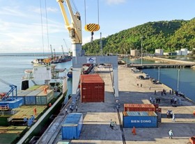 Image: Hue launches container transport route in Chan May Port